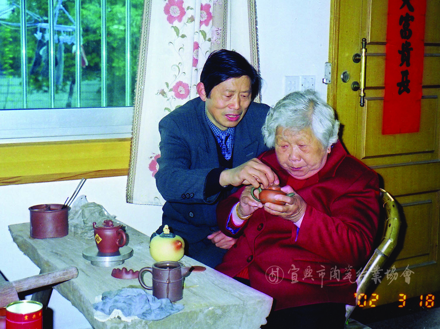 2002年蒋蓉大师指导制壶.jpg